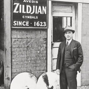 Avedis Zildjian fuori dal suo negozio in America