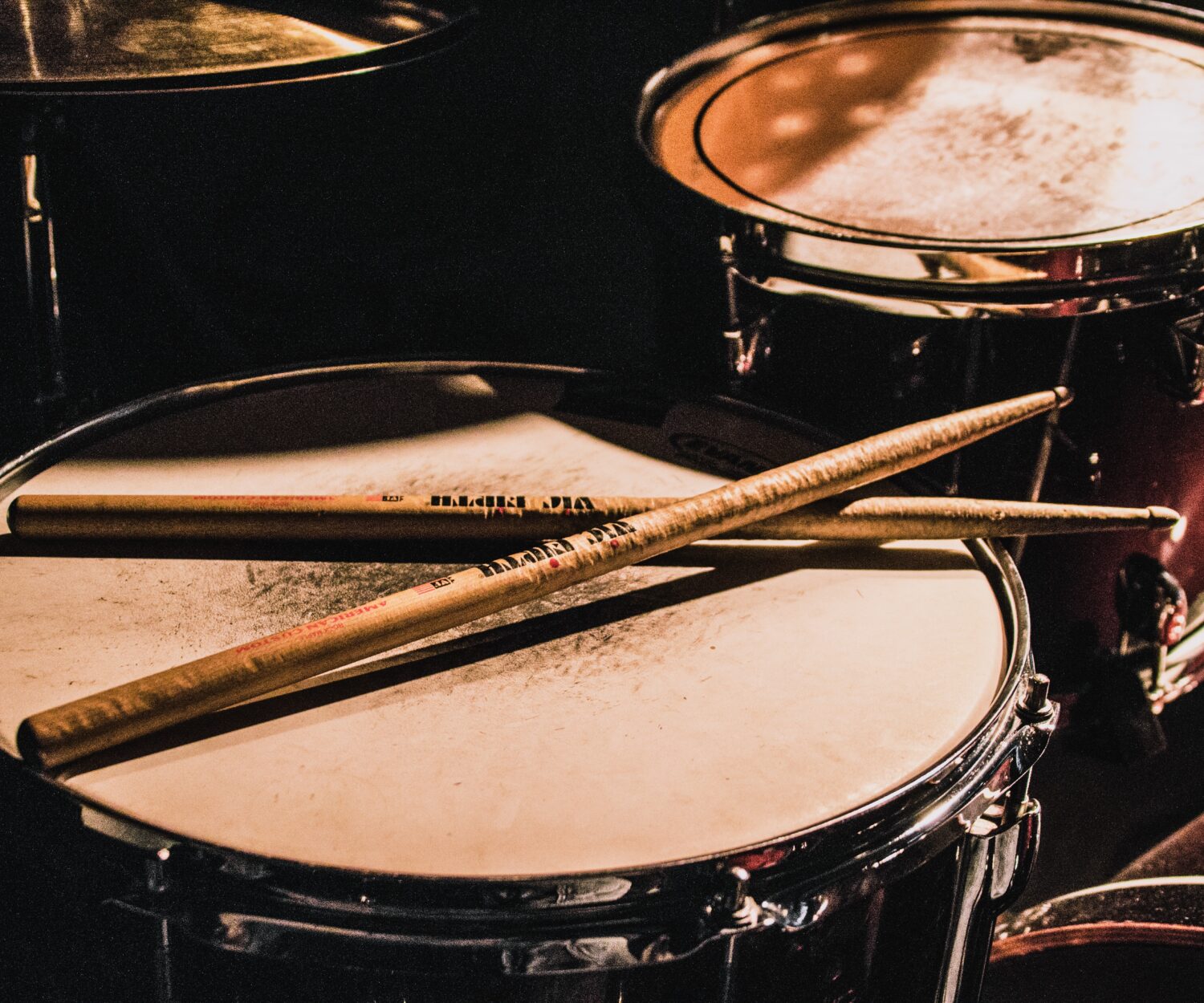 snare drum en tom van een akoestisch drumstel met hihat en drumstokken