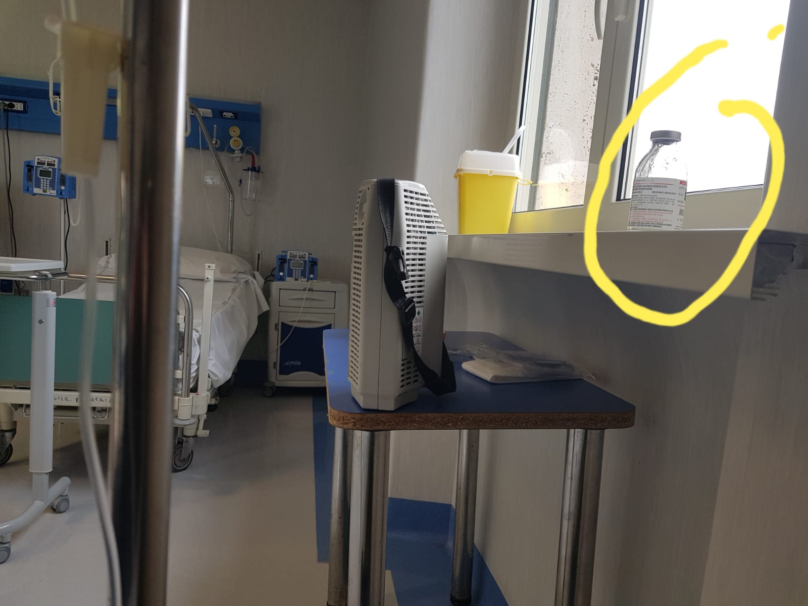hangende infuus in een ziekenhuis kamer