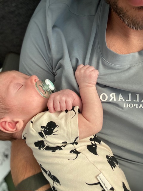 Bambino addormentato in braccio al neo papà