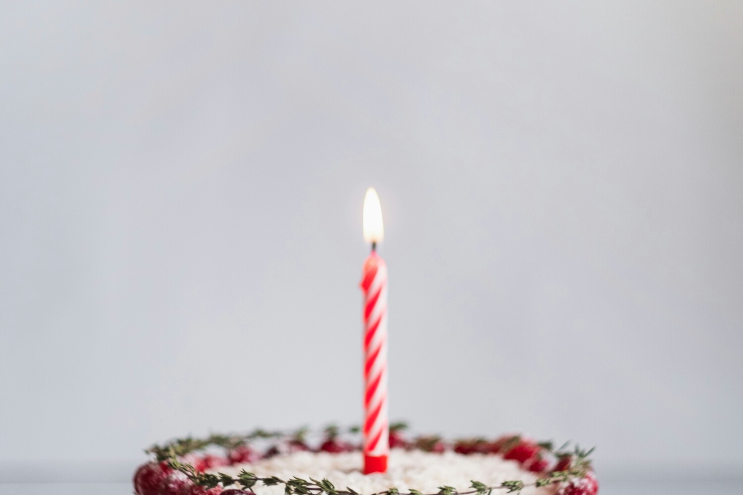 una bella torta di compleanno con una candela per il primo compleanno di una bambina.