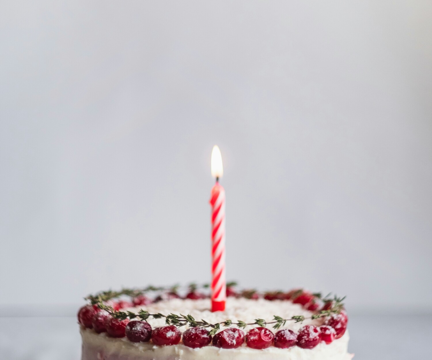 una bella torta di compleanno con una candela per il primo compleanno di una bambina.