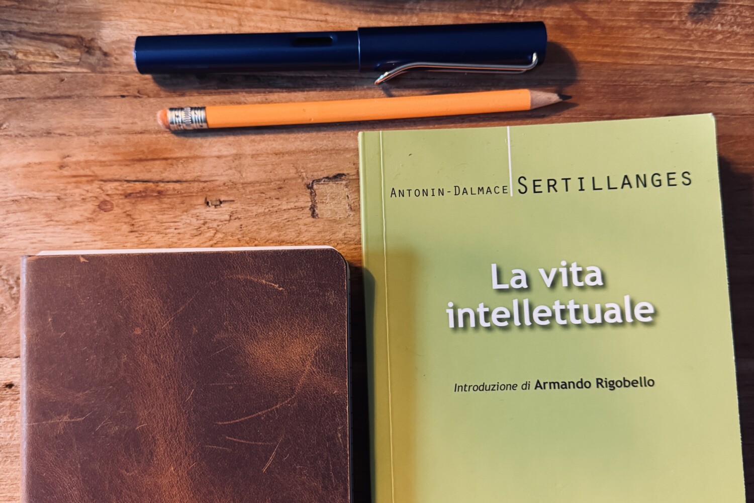 libro di Sertilanges La vita intellettuale, con notebook e penna stilografica