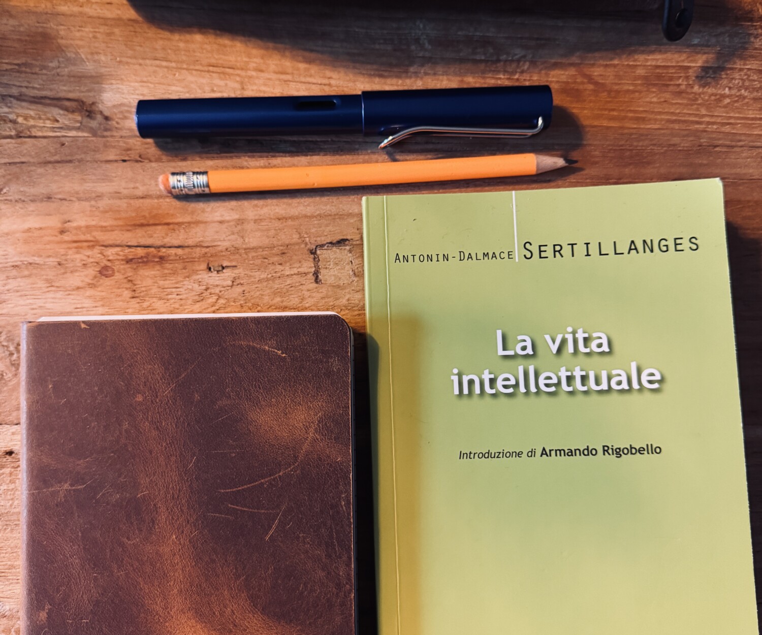 libro di Sertilanges La vita intellettuale, con notebook e penna stilografica